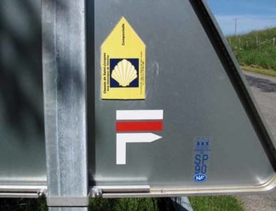 Typically, the GR turns but the pilgrims go straight ahead Walking in France Maps and guides
