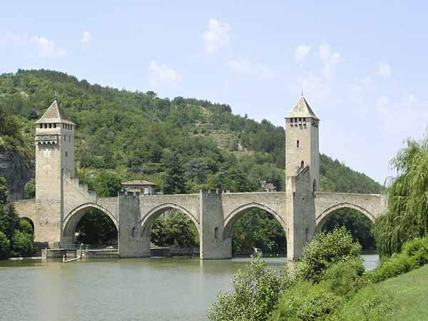 Walking in France: Fortified bridge of Valentré, Cahors