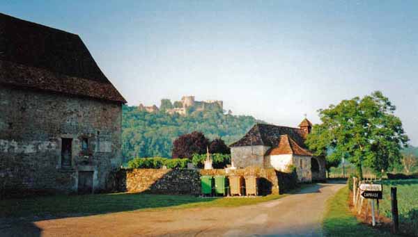 Walking in France: Passing through Félines with Castelnau in the distance