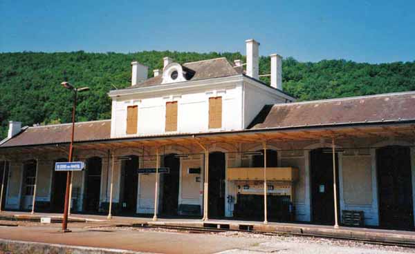 Walking in France: The very hot railway station at Saint-Denis-près-Martel