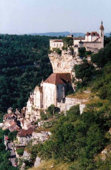 Walking in France: Overhanging ramparts at Rocamadour