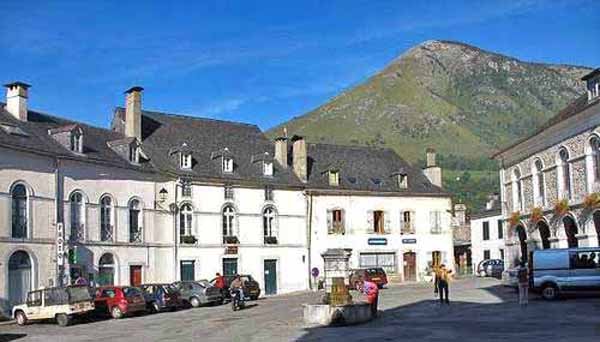 Walking in France: Main square of Bedous