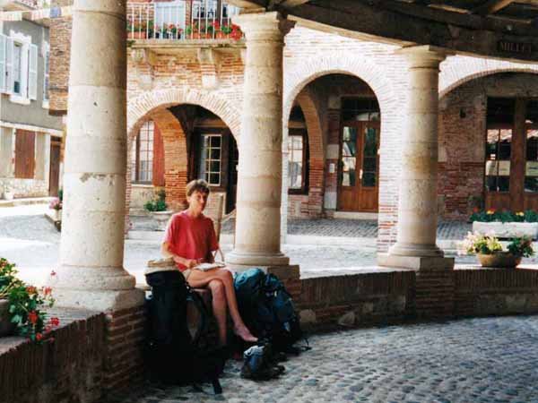 Walking in France: Lunch in the Halle, Auvillar