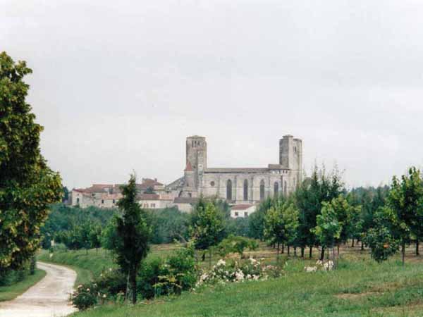 Walking in France: Approaching la Romieu