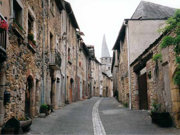 Walking in France: Entering Saint-Côme-d'Olt with its twisted spire