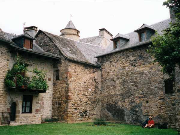 Walking in France: Lunch in a grassy square in Saint-Côme-d'Olt