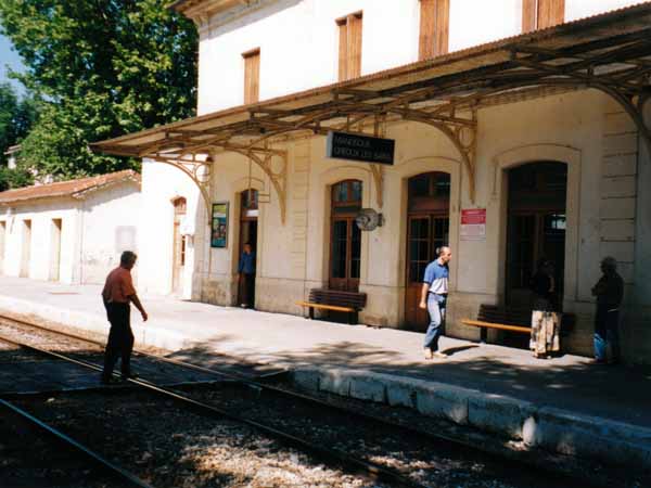 Walking in France: Manosque railway station