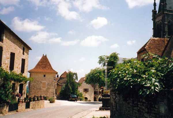 Walking in France: Entering Faycelles