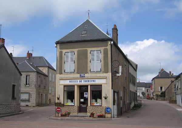 Walking in France: Office du Tourisme, Ouroux-en-Morvan