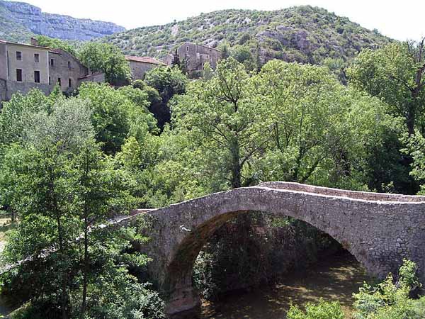 Walking in France: The narrow bridge over the Vis