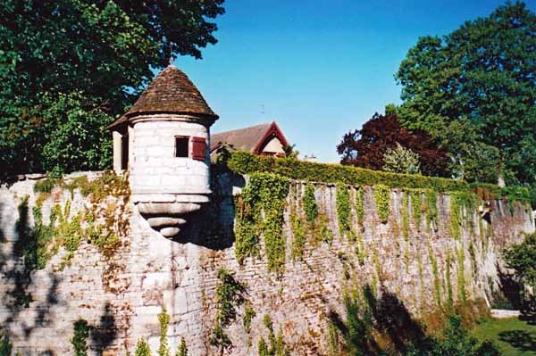 Walking in France: Guard tower on Beaune's fortified wall