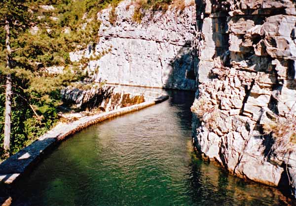 Walking in France: The hydro-electric canal