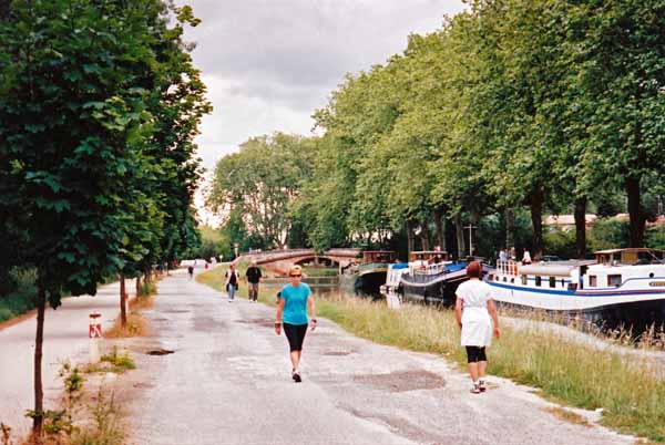 Walking in France: Approaching Toulouse - canal boats and Sunday morning strollers
