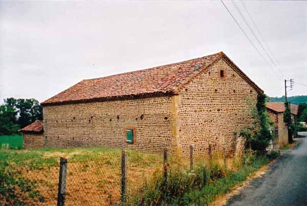 Walking in France: Barn made using a pebble construction common in the area