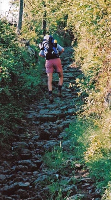 Walking in France: La Calade d'Ours - the former road out of the basin of le Puy