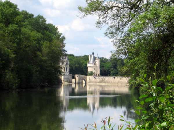 Walking in France: Our first glimpse of the Château de Chenonceaux