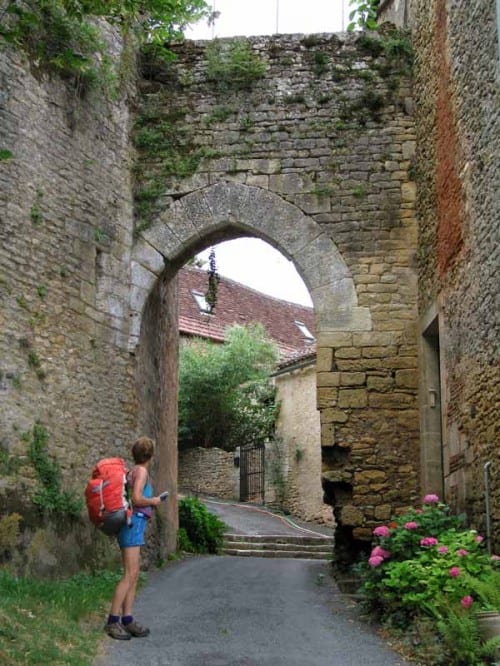 Walking in France: Leaving Limeuil the through the correct portal