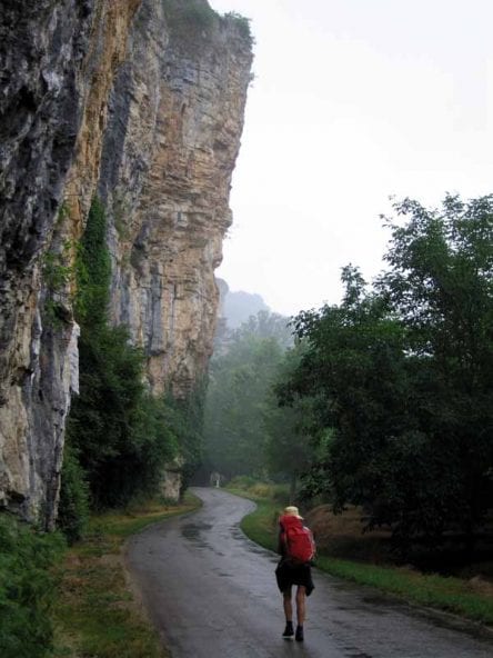 Walking in France: Jammed between a cliff and the Dordogne
