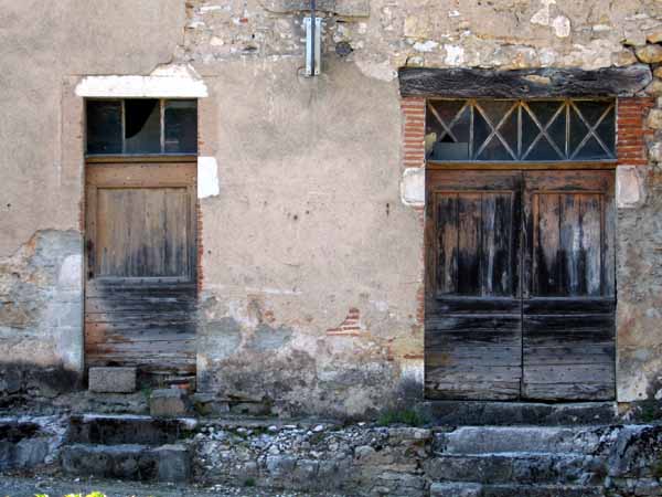 Walking in France: Ancient doors, Vers