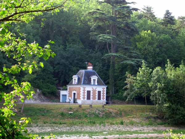 Walking in France: Hunting lodge near Veigné