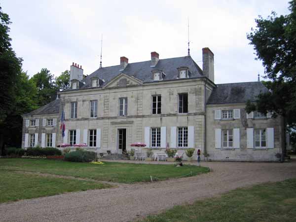 Walking in France: Arriving at the Château of Saint-Ustre