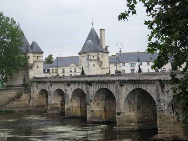 Walking in France: The Henri IV bridge, Châtellerault