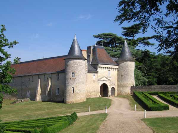 Walking in France: A glorious château we passed near Chasseneuil