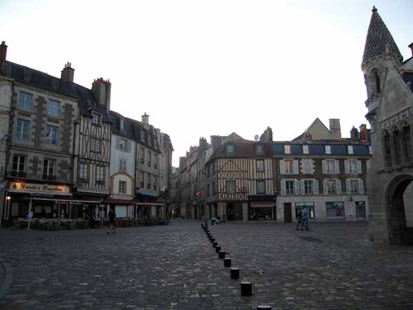 Walking in France: The main square of Poitiers