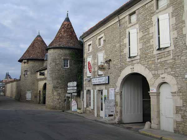Walking in France: Entry to the courtyard restaurant, Villefagnan
