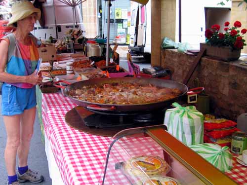 Walking in France: Admiring a huge vat of paella at the market