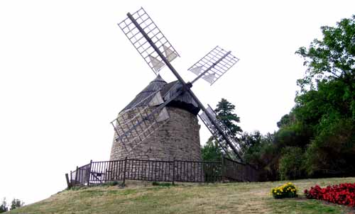 Walking in France: The windmill at the top of Lautrec