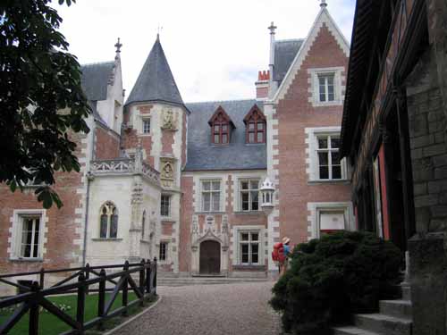 Walking in France: Being tourists at the Clos Lucé, Amboise