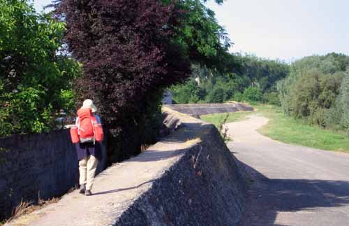 Walking in France: Leaving Amboise on the flood levée