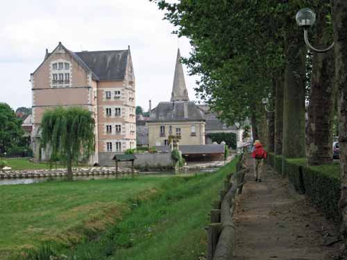 Walking in France: Arriving in Veigné