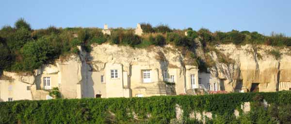 Walking in France: Troglodyte houses with a fine view of the Loire