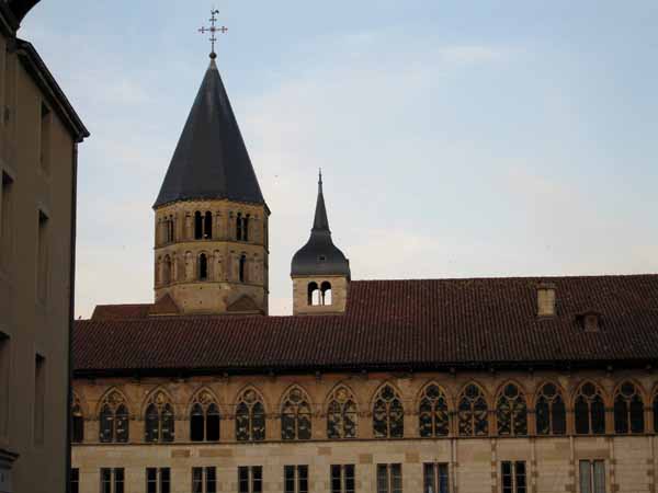 Walking in France: Palais du Pape, Cluny