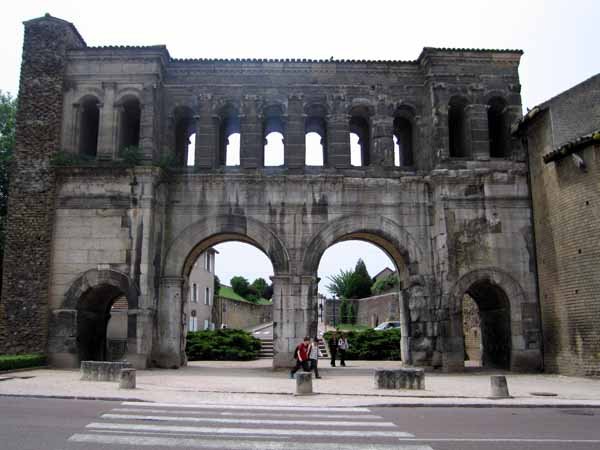 Walking in France: Porte André, Autun