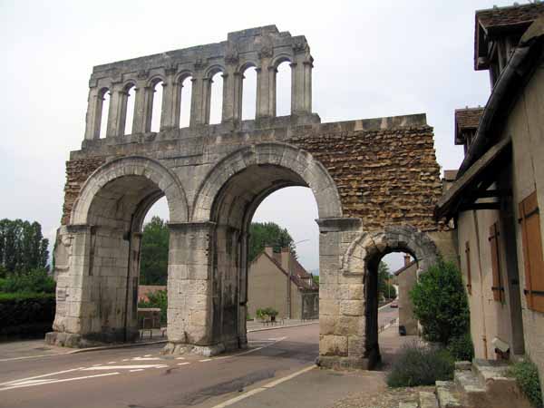Walking in France: Porte d’Arroux, Autun