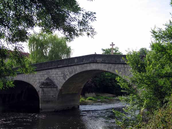 Walking in France: Bridge over the river at Arcy-sur-Cure