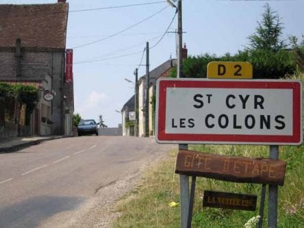 Walking in France: Entering Saint-Cyr-les-Colons