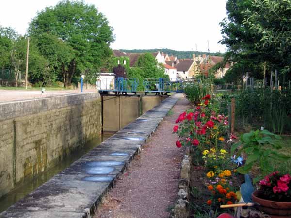 Walking in France: The garden at the lock-keepers cottage, Villiers-sur-Yonne