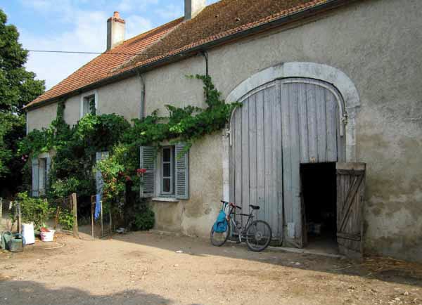 Walking in France: Farmhouse near Léré