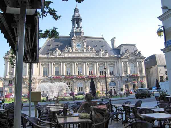 Walking in France: Second breakfast in Tours with the Hôtel de Ville in the background