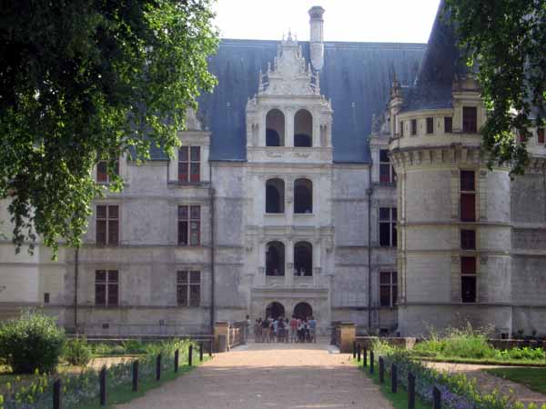 Walking in France: Château at Azay-le-Rideau