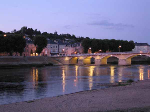 Walking in France: Chinon and the bridge across the Vienne from the camping ground