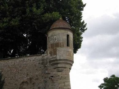 Walking in France: Guard tower on Avallon's outer wall