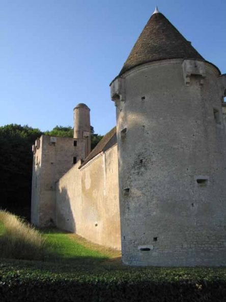 Walking in France: Château de Faulin