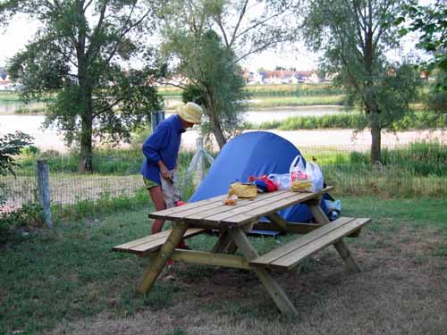 Walking in France: Breakfast beside the Loire at the camping ground of Saint-Père