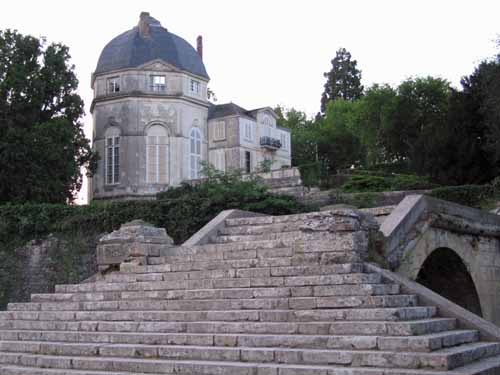 Walking in France: The flight of stairs from the château to the quay, Châteauneuf-sur-Loire
