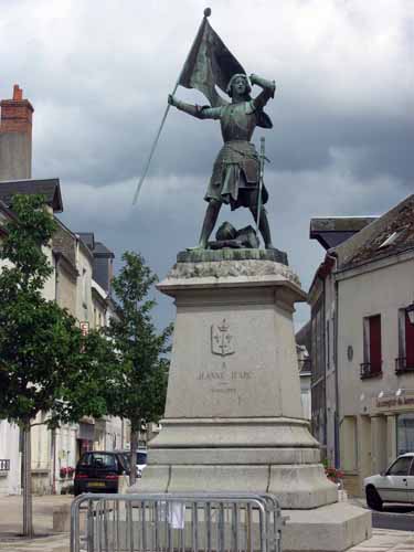 Walking in France: Joan of Arc's statue in Jargeau